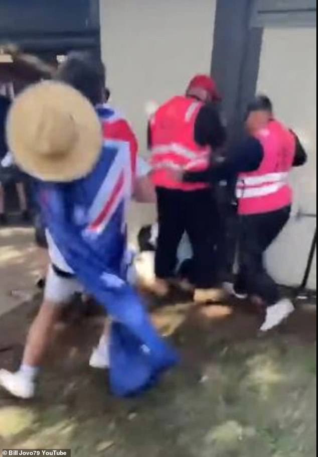 Das Filmmaterial zeigt, wie zahlreiche Zuschauer von Sicherheitsleuten auf den Kopf geschlagen werden, während ein Mann beinahe gegen den Kopf getreten wurde, nachdem er zu Boden gefallen war (Bild).