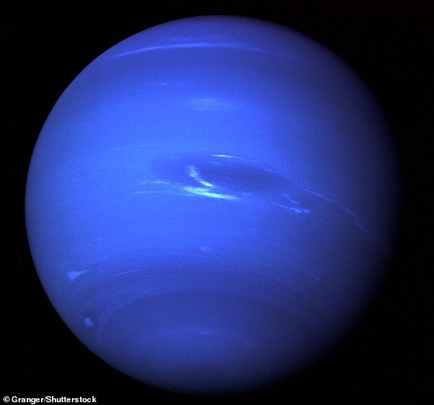 Nicht ganz zutreffend: Im Jahr 1989 lieferte die NASA-Raumsonde Voyager 2 die ersten Nahaufnahmen von Neptun.  Tatsächlich hat Neptun einen blasseren grünblauen Farbton und liegt näher an Uranus