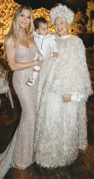 Die 48-jährige Sia hatte ihren ersten Auftritt seit ihrer Bekanntgabe, dass sie sich einer Fettabsaugung unterzogen hatte, als sie mit ihrer Freundin Khloe Kardashian posierte, während sie an der jährlichen Weihnachtsfeier von Kardashian/Jenner teilnahm