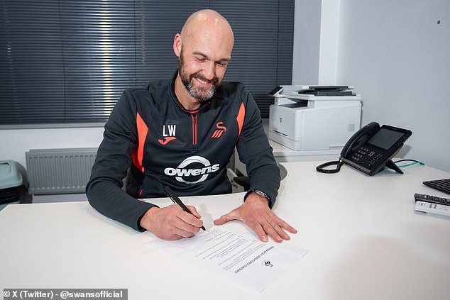 Luke Williams unterschreibt seinen einzigartigen Vertrag als neuer Manager von Swansea