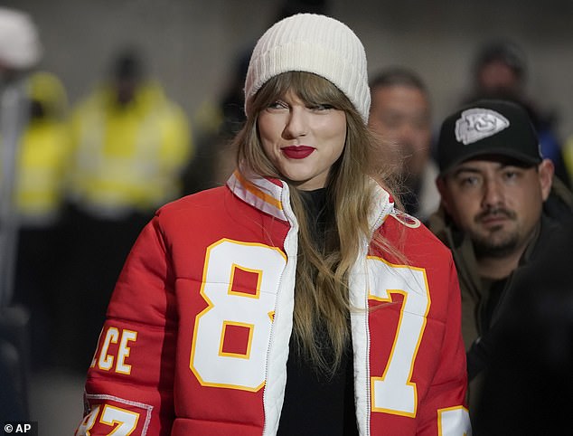 Swift trägt eine maßgeschneiderte Pufferjacke der Chiefs mit der Aufschrift „Kelce 87“.