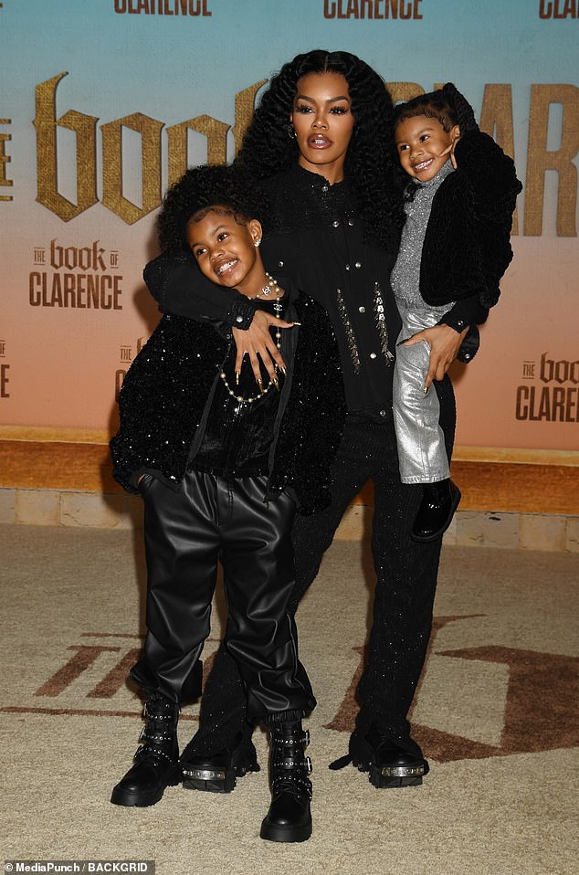 Die verliebte Mutter Teyana Taylor, 33, brachte ihre beiden Töchter am Freitag zur Premiere von „The Book Of Clarence“ im Academy Museum of Motion Pictures in Los Angeles