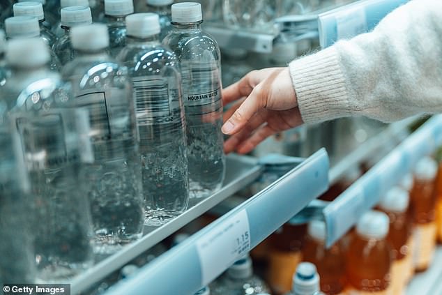 Die IBWA lehnte eine Studie ab, in der festgestellt wurde, dass in Wasserflaschen mehr als 240.000 Nanoplastiken gefunden wurden.  Der Verband behauptete, die Wissenschaft sei nicht stichhaltig