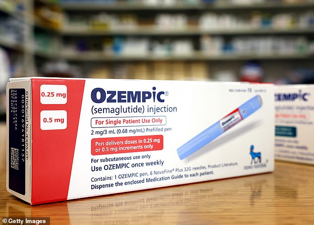 Ozempic ist ein Markenname für das Medikament Semaglutid, das an den GLP-1-Rezeptor bindet, um den Appetit zu unterdrücken