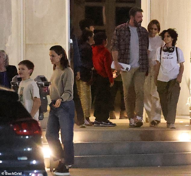 Ben Affleck wurde am Sonntag bei einem gemeinsamen Familienausflug mit seiner Frau Jennifer Lopez und seiner Ex-Frau Jennifer Garner in Los Angeles gesichtet