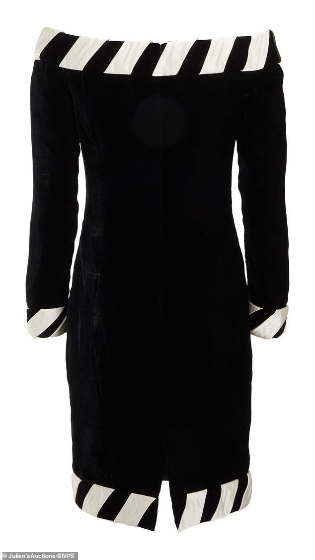 Catherine Walker entwarf das schwarze Seidensamtkleid für die Volksprinzessin, die es 1985 bei einer privaten Veranstaltung trug