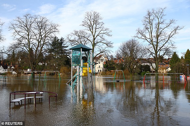 Ein Kinderspielplatz im Quarry Park in Shrewsbury wurde überflutet, nachdem der Fluss Severn letzte Woche über die Ufer trat, als der Sturm Henk Großbritannien traf