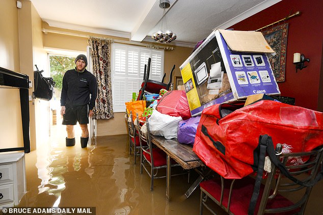 Matthew Bloodworth in seinem überfluteten Haus gegenüber der Tewkesbury Abbey in Gloucestershire, nachdem Sturm Henk letzte Woche Großbritannien heimgesucht hatte