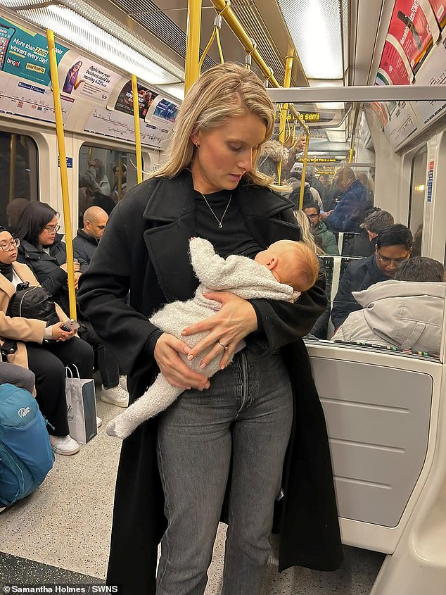 Samantha Holmes, 29, hat ihre Wut darüber zum Ausdruck gebracht, dass sie gezwungen wurde, auf der U-Bahn aufzustehen, während sie ihr Baby stillte, weil ihr niemand einen Sitzplatz anbieten wollte (Bild: Samantha in einer Londoner U-Bahn mit ihrer zwei Monate alten Tochter Celine)