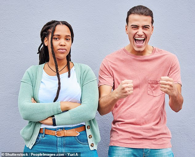 Laut einer Studie mögen Männer visuelle Witze und Slapstick-Geschwätz und genießen diese mehr als Frauen (Stockfoto)