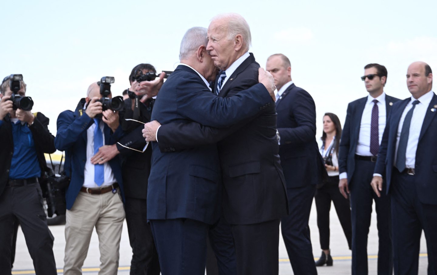 Der israelische Premierminister Benjamin Netanjahu (l.) umarmt Joe Biden bei der Ankunft des US-Präsidenten am Ben-Gurion-Flughafen in Tel Aviv am 18. Oktober 2023. (Brendan Smialowski / AFP über Getty Images)