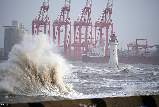 Sturm Jocelyn hat in weiten Teilen des Vereinigten Königreichs für gefährliche Bedingungen und neue Reisebehinderungen gesorgt.  Im Bild brechen Wellen am Strand von New Brighton, Wirral
