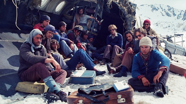 Die Überlebenden des Flugzeugabsturzes in den Anden sitzen im Schnee
