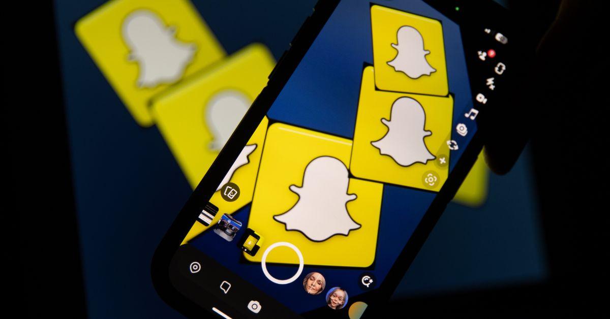 Snapchat-Logos auf einem Smartphone- und Computerbildschirm