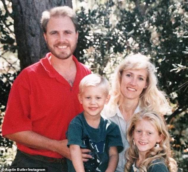 Undatiertes Foto von Austin Butler und seiner verstorbenen Mutter Lori Anne, seinem Vater David und seiner Schwester Ashley