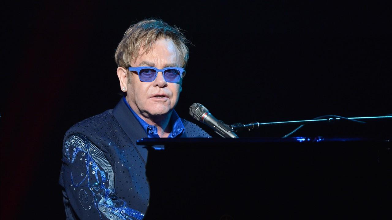   Sir Elton John tritt während Fashion Cares: A Night Of Glitter & Light featuring Elton John im Sony Center For Performing Arts am 9. September 2012 auf