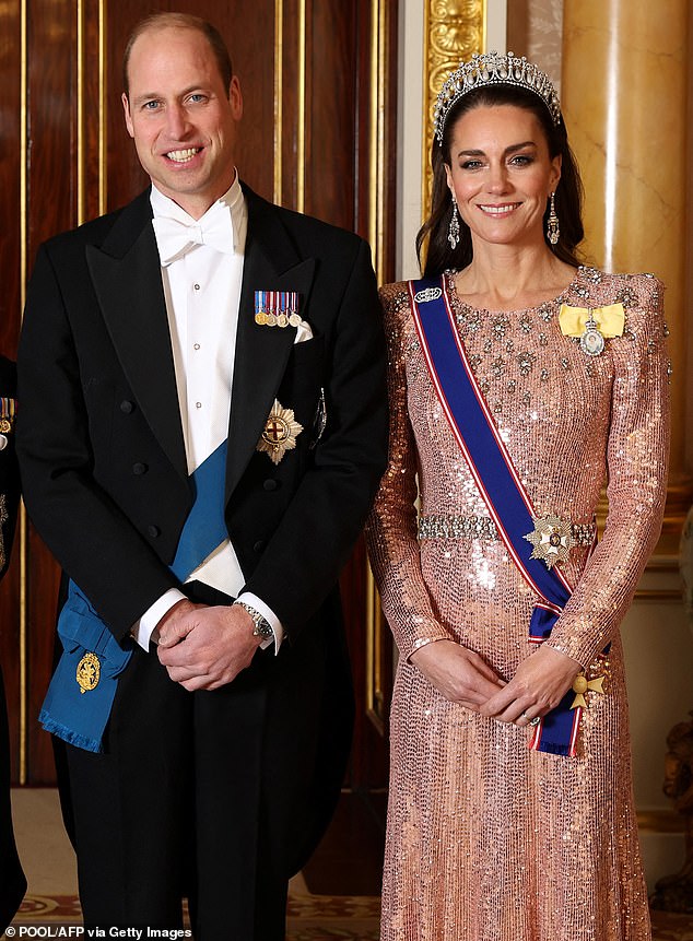 Prinz William sagte, Kate gehe es nach ihrer Operation im Krankenhaus „gut“.