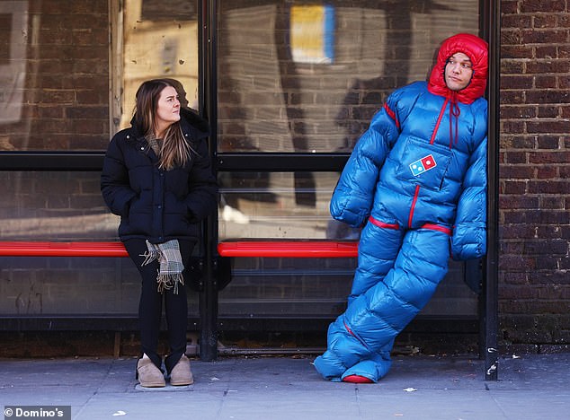 Werbebilder deuten darauf hin, dass der Heat Suit auch unterwegs getragen werden kann – auch wenn man bei Passanten einige seltsame Blicke auf sich zieht ...