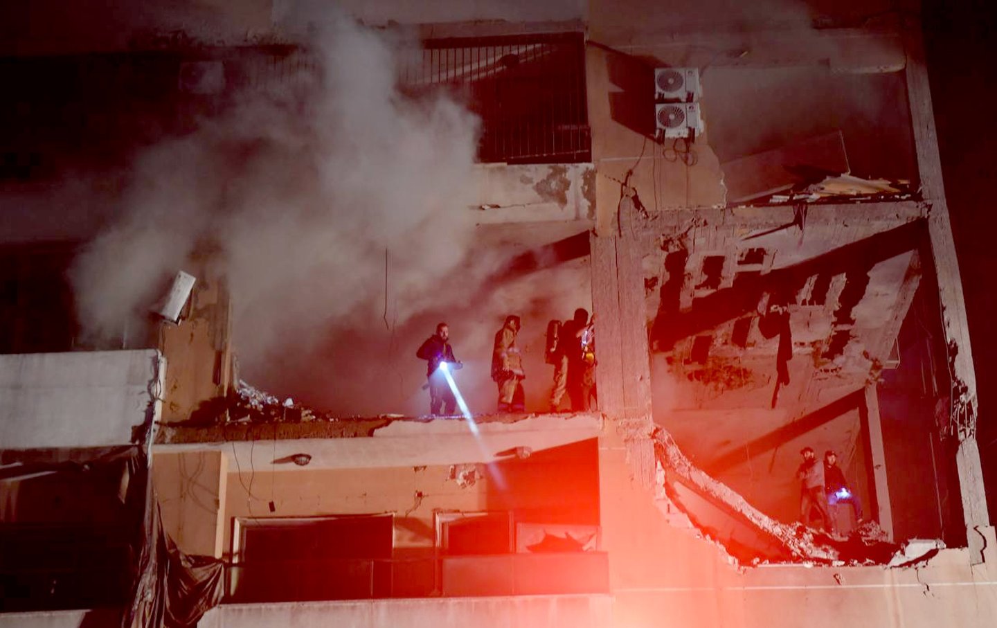Am 2. Januar 2024 traf eine israelische Drohne ein Hamas-Büro, als in Beirut, Libanon, Rauch aufstieg. Der libanesische Premierminister Najib Mikati erklärte die Explosion in Beirut zu einem „neuen israelischen Verbrechen“ mit der angeblichen Absicht, den Libanon in eine neue Phase zu stürzen von Konfrontationen.