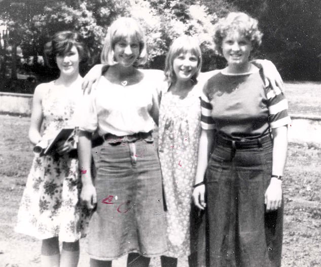 Sarah Ferguson (rechts) mit Klassenkameraden an der Hurst Lodge School in Ascot.  Von links nach rechts: Debbie, Davida Hadden, Sharon O'Toole