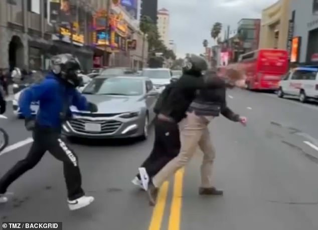 Der Schauspieler wurde von einem Fahrer gepackt, als er über die Straße rannte