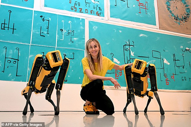 Agnieszka Pilats Roboterhunde Basia, Bunny (Bild oben) und Vanyas Gemälde werden in einer Ausstellung in Australien gezeigt