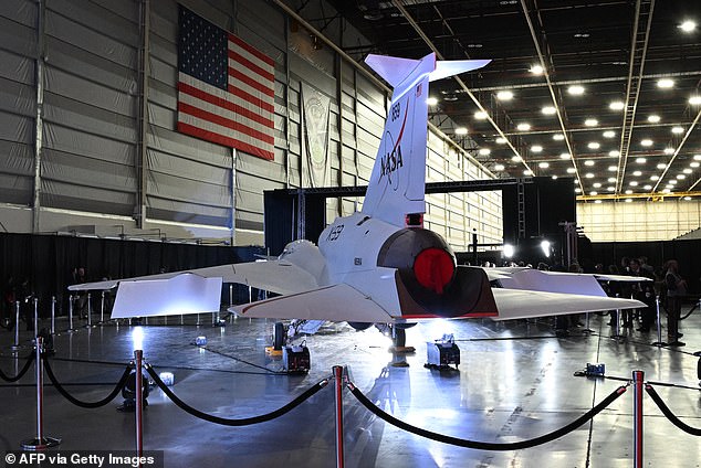 Der experimentelle Überschalljet X-59 der NASA und Lockheed Martin wird am 12. Januar 2024 im Rahmen einer Zeremonie in Palmdale, Kalifornien, enthüllt