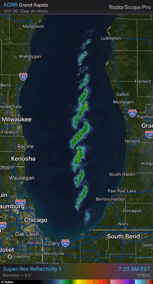 Auf dem Radar ist zu sehen, wie die Wirbelstürme über dem Michigansee wirbeln und eine Lawine aus „Seeeffekt-Schnee“ auf Teile der Nordgrenze der Vereinigten Staaten schleudern