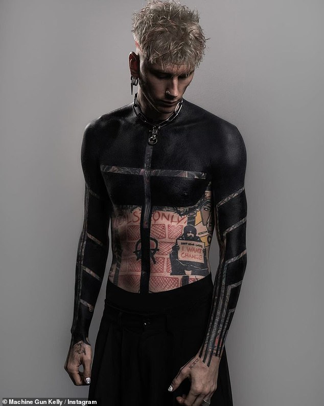 Machine Gun Kelly löste am Dienstag bei den Fans Schockwellen aus, als er seine dramatische neue Körperkunst enthüllte – aber was bedeuten die restlichen Tattoos?