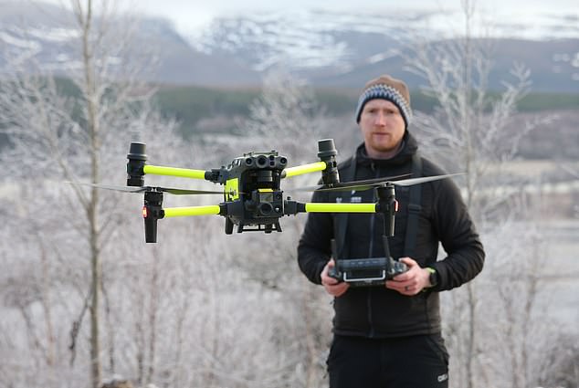 Jonny Porteous, Mitglied des Bergrettungsteams, sucht mit einer Drohne nach dem entkommenen Affen