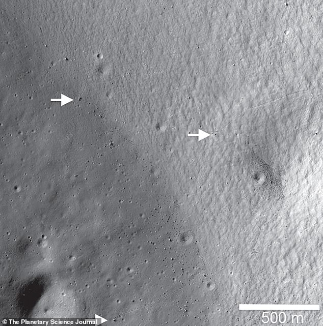 Im Bild ein Teil der Innenwand und des Bodens des Shackleton-Kraters am Mondsüdpol.  Felsbrocken (weiße Pfeile) deuten darauf hin, dass es im Krater kürzlich zu seismischen Erschütterungen gekommen ist