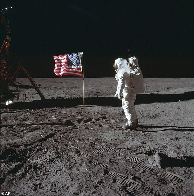Artemis ist der Nachfolger des Apollo-Programms der NASA aus den 1960er und 1970er Jahren.  Auf diesem berühmten NASA-Foto posiert der Astronaut Buzz Aldrin Jr. während der Apollo-11-Mission am 20. Juli 1969 neben der US-Flagge auf dem Mond für ein Foto