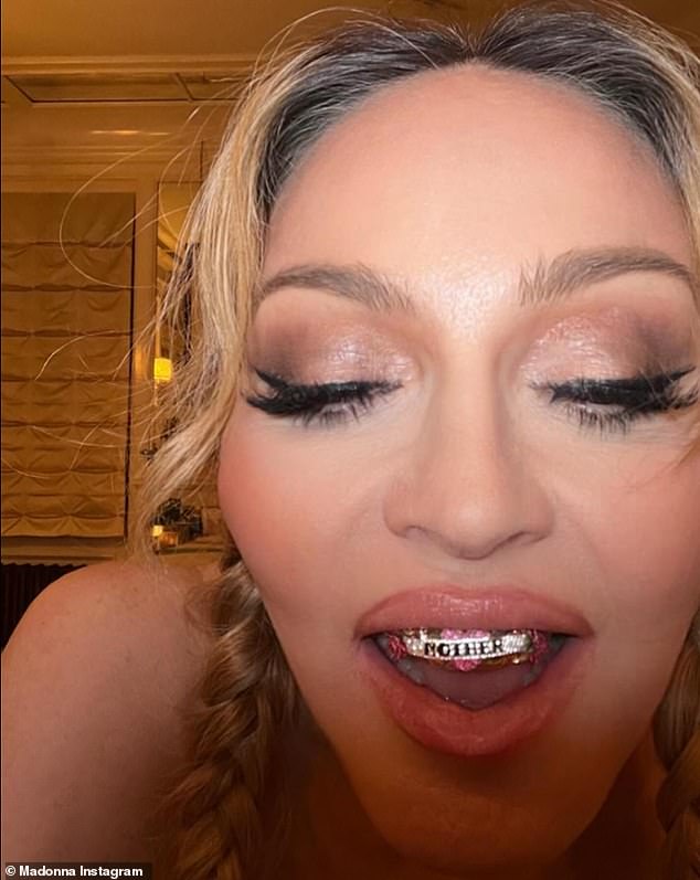 Madonna teilte auch Backstage-Selfies und stellte ihren neuen, mit Juwelen geschmückten Grill zur Schau, auf dem, wie sie verriet, der bisexuelle Rapper ihr ein Geschenk gemacht hatte, und auf dem das Wort „Mutter“ prangte.