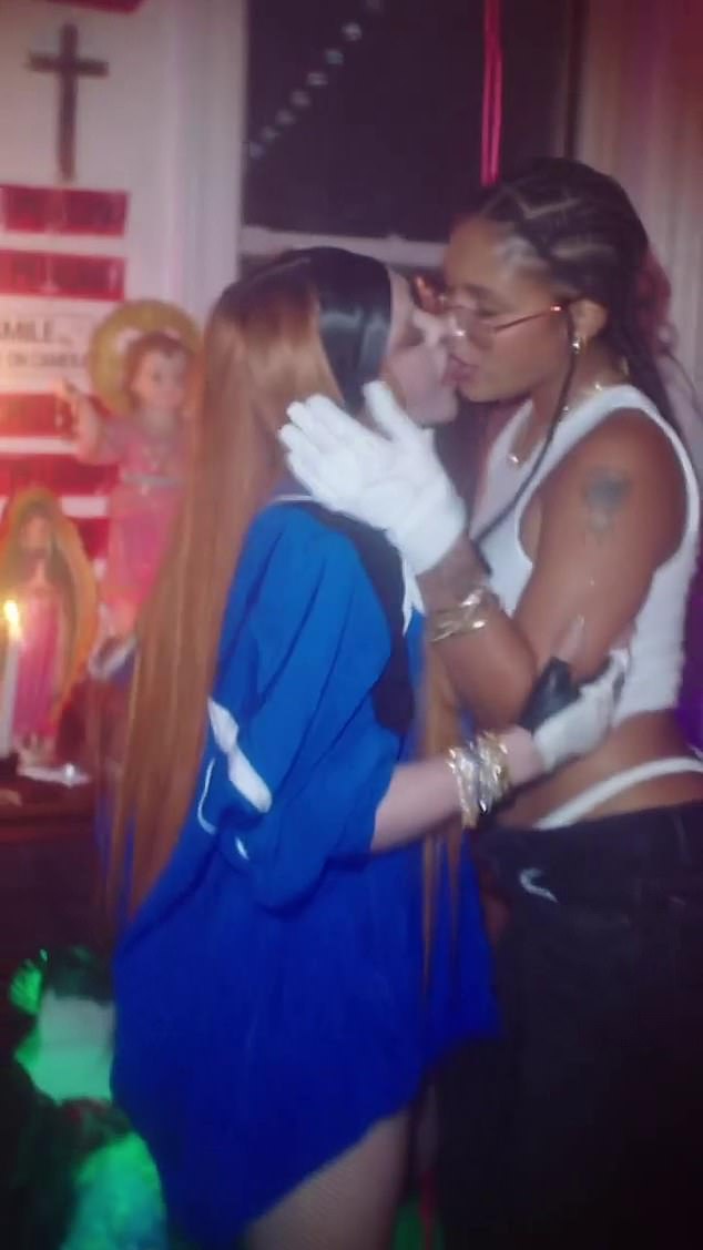 Es ist nicht das erste Mal, dass Tokischa und Madonna öffentlich die Lippen küssen und im Jahr 2022 für Schlagzeilen sorgen, weil sie bei einer Pride-Feier auf der Bühne und erneut in der ersten Reihe bei einer Modenschau geknutscht haben