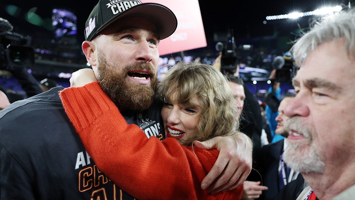 Travis Kelce und Taylor Swift feiern den Sieg der Kansas City Chiefs