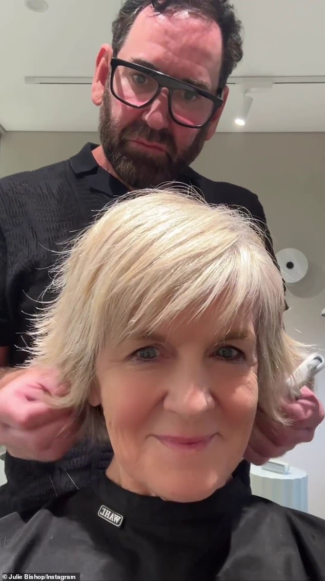 Die ehemalige Modeministerin hat auf Instagram ein Video von ihrem letzten Friseurbesuch geteilt, in dem sie ein brandneues Platin-Haar zur Schau stellt