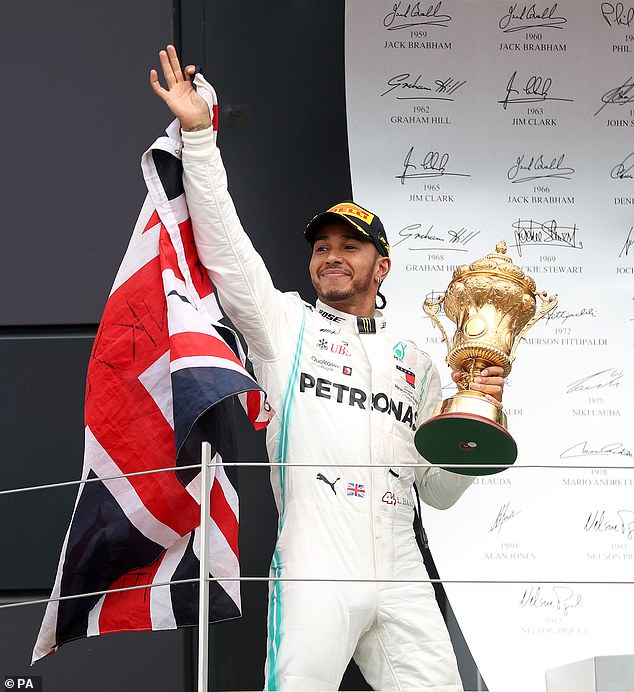 Hamilton (im Bild 2019, nach seinem Sieg in Silverstone) unterzeichnete im vergangenen August mit Mercedes eine zweijährige Vertragsverlängerung im Wert von 50 Millionen Pfund pro Jahr
