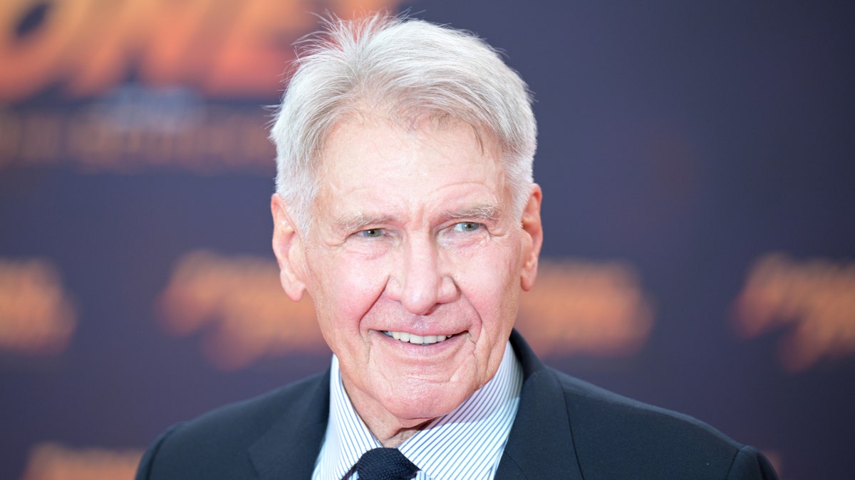 Harrison Ford lächelt auf dem roten Teppich "Indiana Jones"