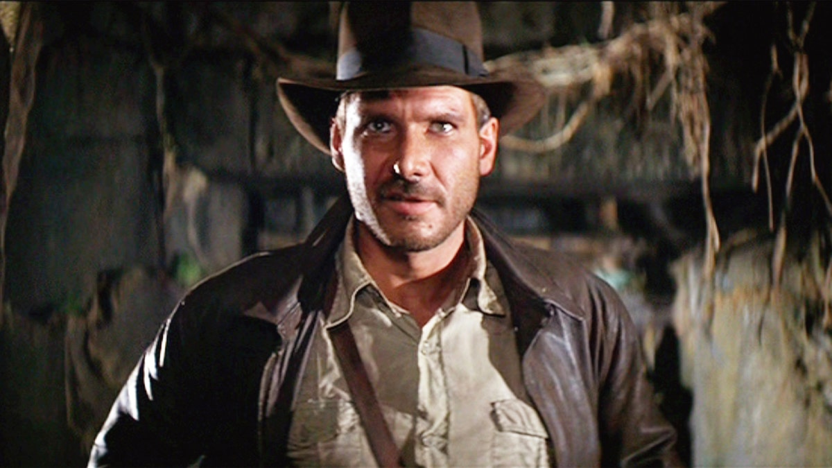 Harrison Ford in brauner Lederjacke und braunem Cowboyhut als Indiana Jones