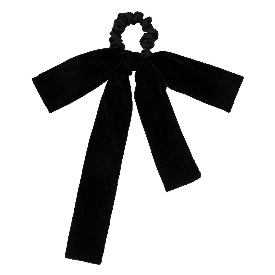 Shashi Juliette Samt-Haarschleife, schwarzer Samtschleifen-Haargummi auf weißem Hintergrund
