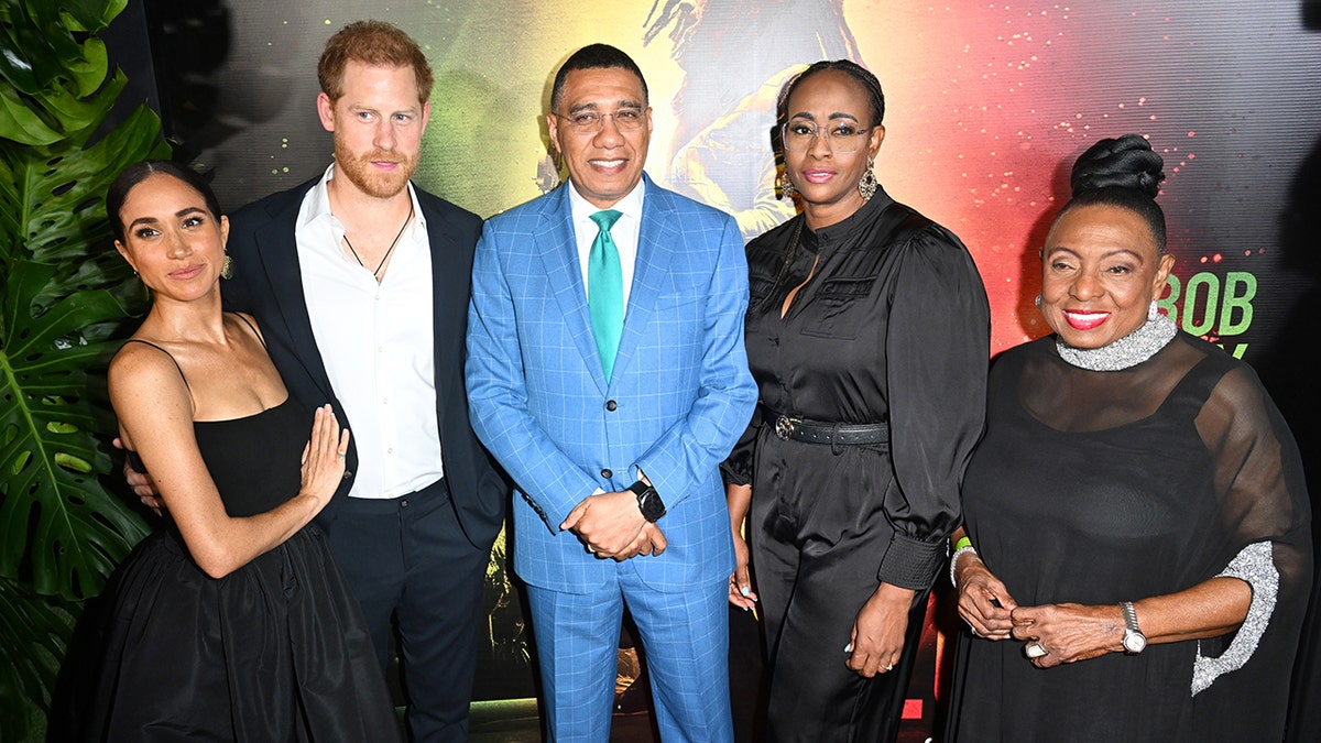Prinz Harry posiert mit seiner Frau Meghan Markle in Jamaika mit dem Premierminister