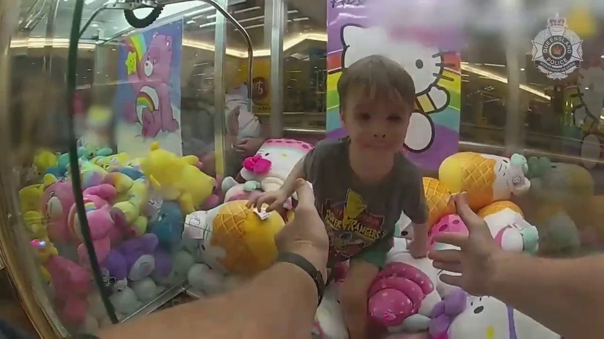 Polizei rettet Kleinkind, das in Klauenmaschine feststeckt