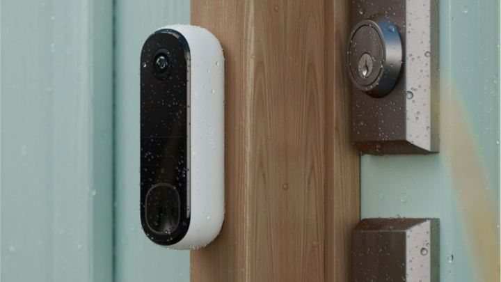Die Arlo Video Doorbell 2. Generation im Regen.