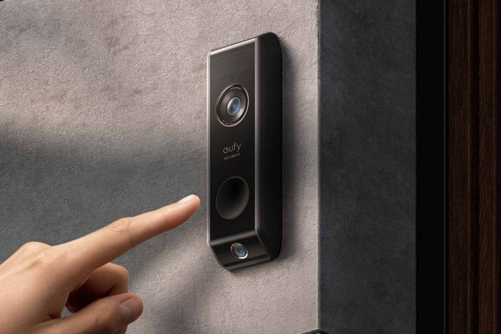 Fingerdruck auf die Eufy Security Video Doorbell Dual.