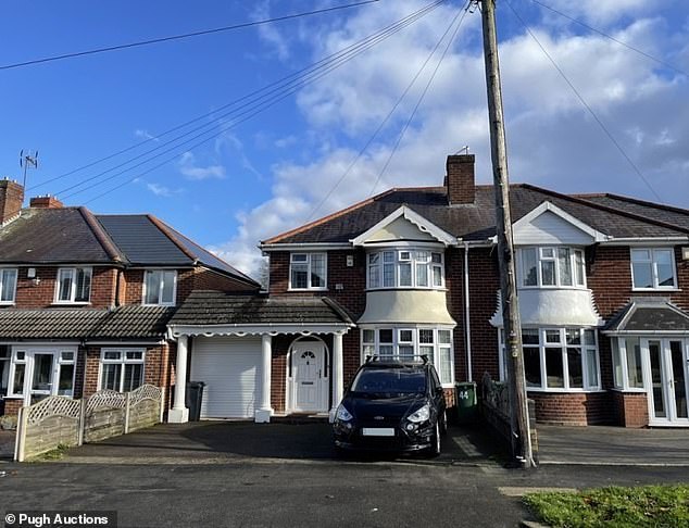 Diese Doppelhaushälfte mit drei Schlafzimmern in der Marktgemeinde Halesowen in den West Midlands wird am 30. Januar von Pugh Auctions zu einem Richtpreis von 220.000 £ verkauft