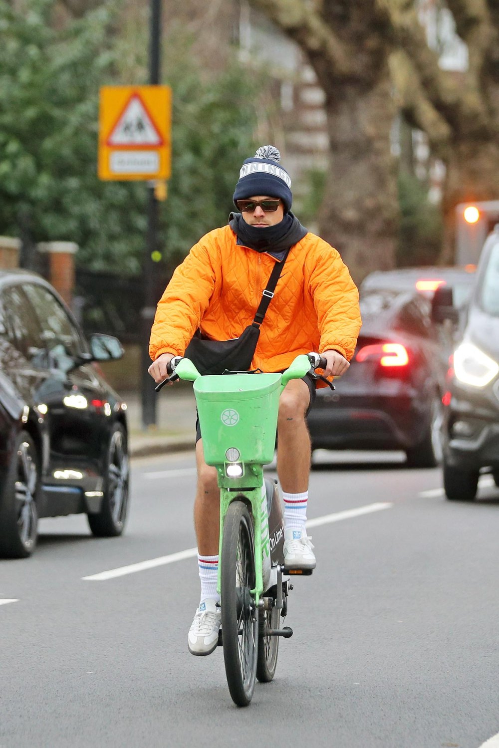 Harry Styles sieht in Neon bezaubernd aus, während er seinen 30. Geburtstag in London genießt