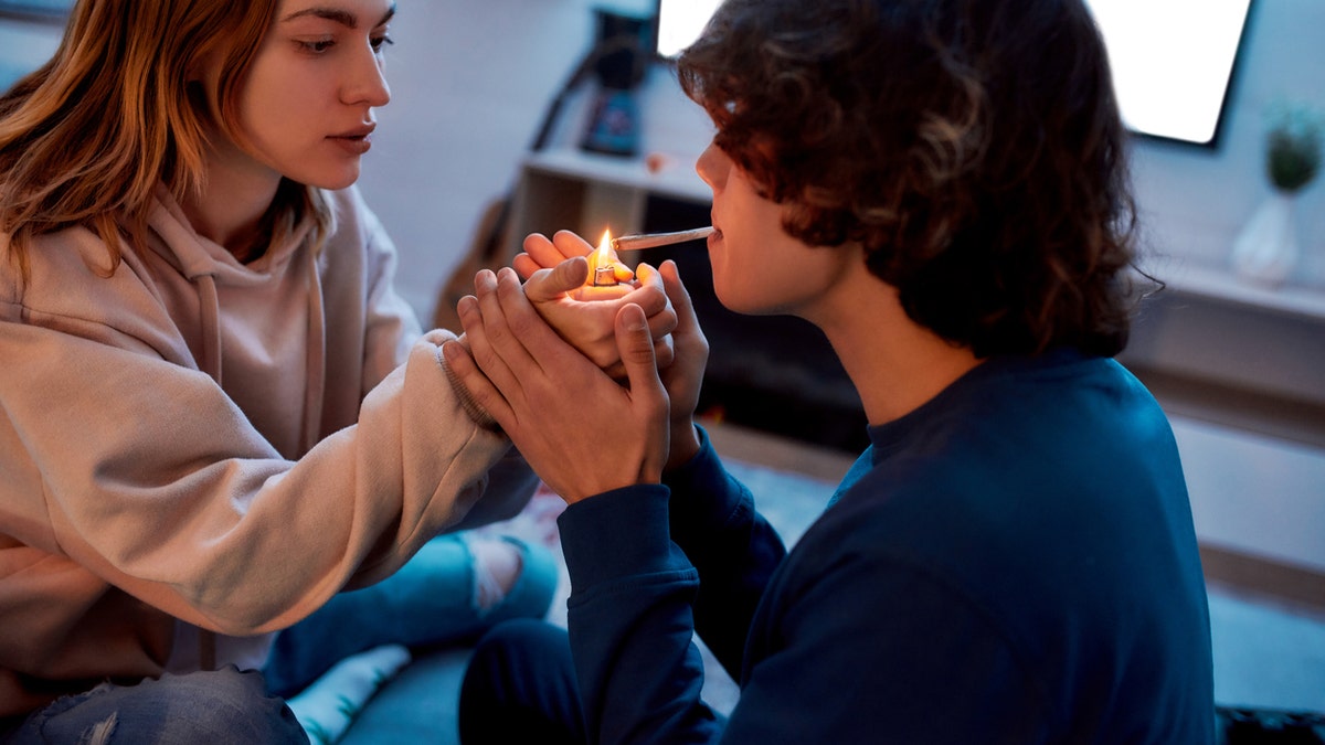 Jugendliche rauchen