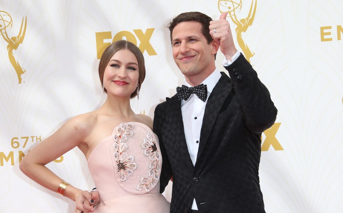 Andy Samberg und seine Frau bei den Emmys im Jahr 2015