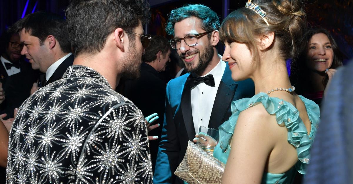 Joanna Newsom und Andy Sandberg sprechen mit Darren Criss auf der Vanity Fair Oscar-Party 2020