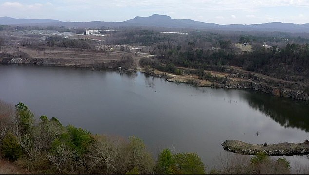 Albemarle will die Kings-Mountain-Mine in North Carolina wiederbeleben, die bis 2030 fünf Millionen Tonnen fassen könnte, wenn sie ihren Betrieb aufnimmt. Die Studenten stellten fest, dass dies dazu führen könnte, dass Wohnbrunnen versiegen.